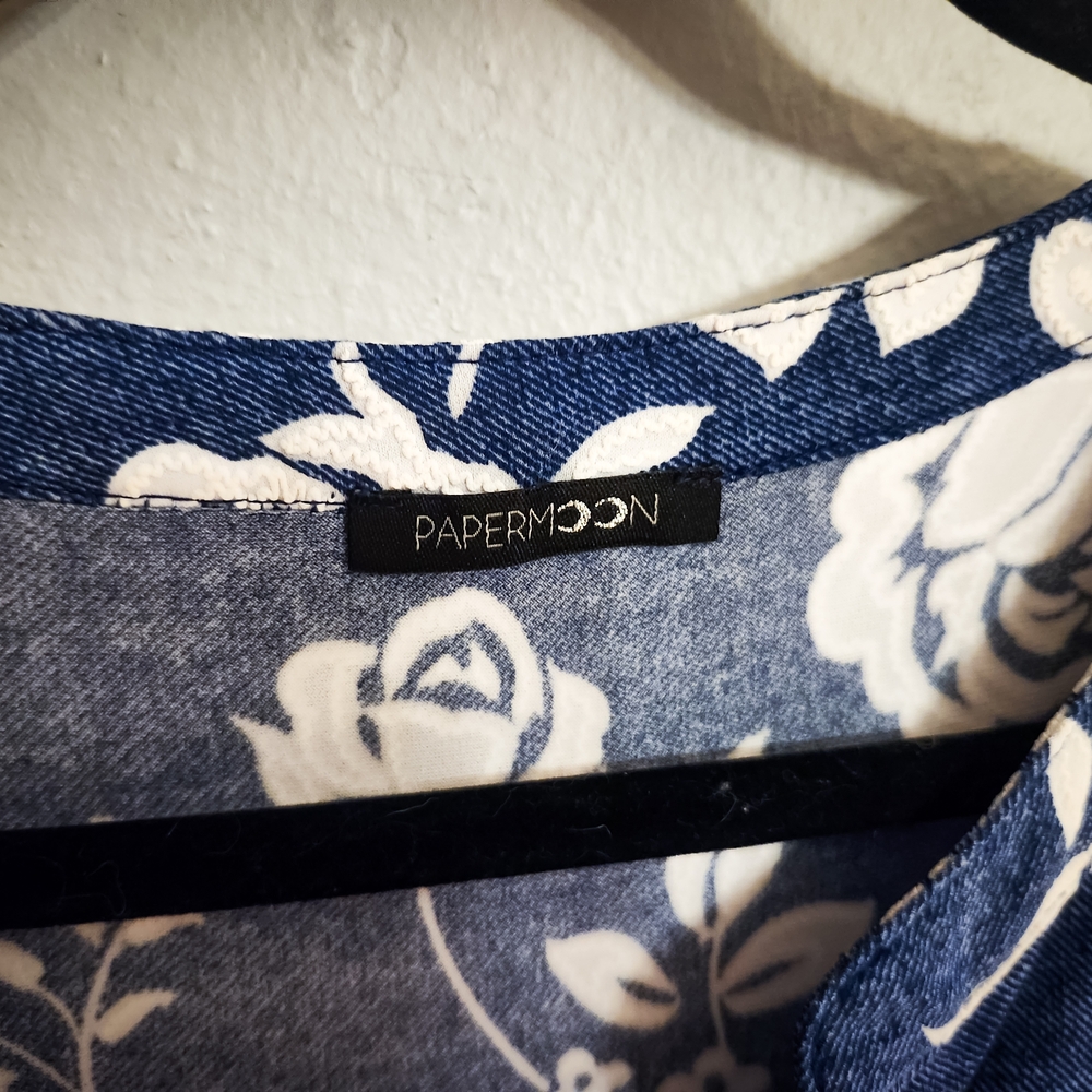 Papermoon Floral Blouse XL Blue White Roll Tab Sleeve Casual Lightweight Top - Picture 2 of 6